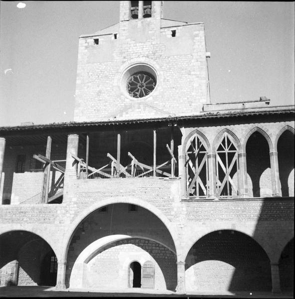 Entrée de la chapelle ; échafaudages