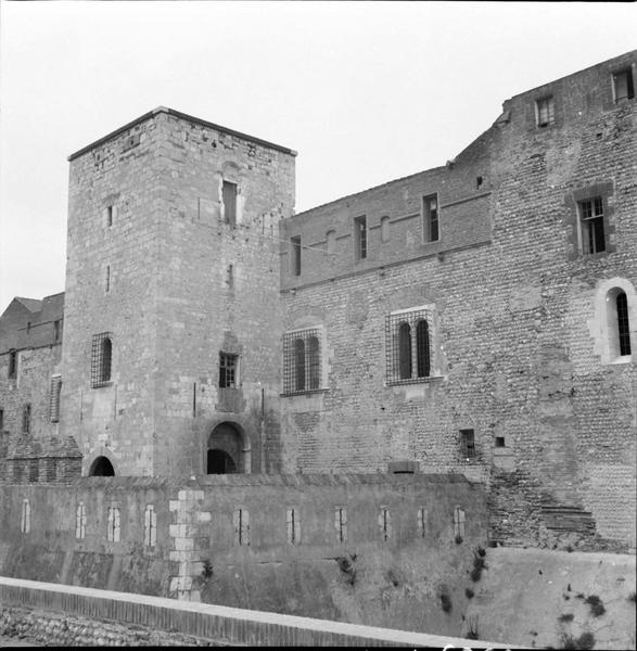 Façade sur l'esplanade d'entrée ; tour carrée