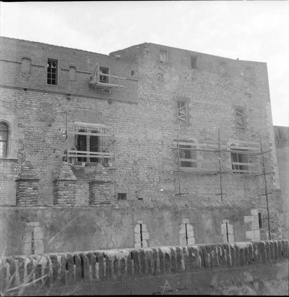 Vue partielle de la façade sur l'esplanade d'entrée, échafaudée