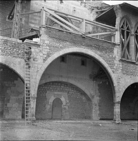 Façade ouest sur la cour : portique de la chapelle basse