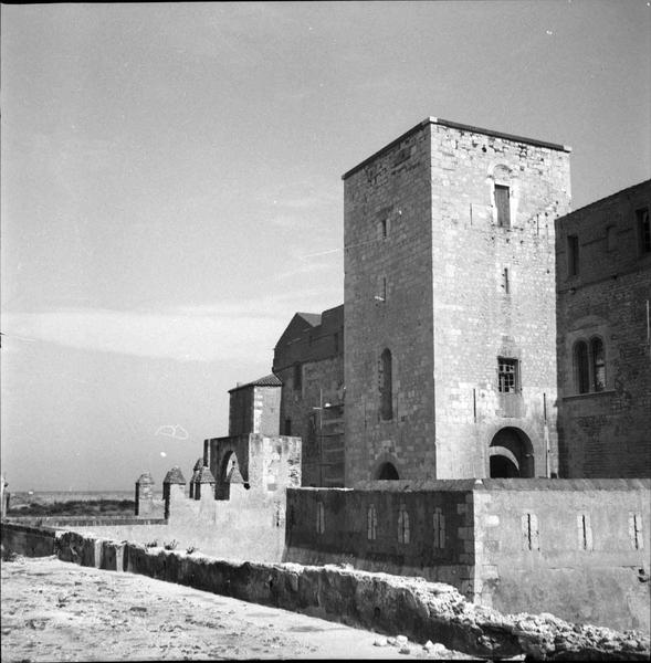 Façade sur l'esplanade d'entrée : tour carrée