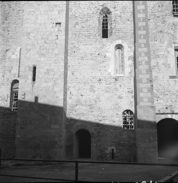 Vue partielle de la façade sur l'esplanade d'entrée