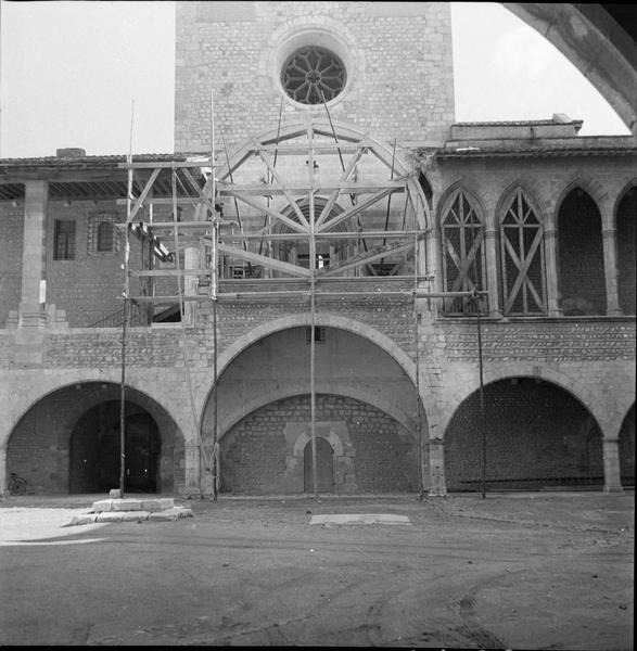 Cour intérieure : façade vers la chapelle échafaudée