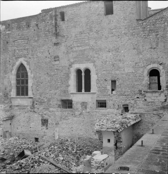 Vue partielle d'une façade en travaux