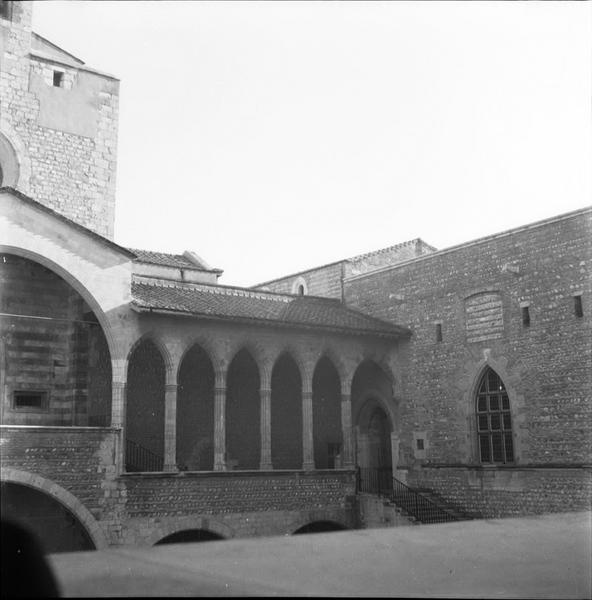 Cour intérieure, façade ouest : galerie de la reine