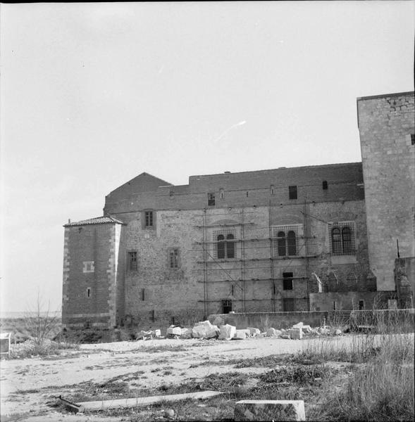 Façade sur l'esplanade d'entrée en partie échafaudée