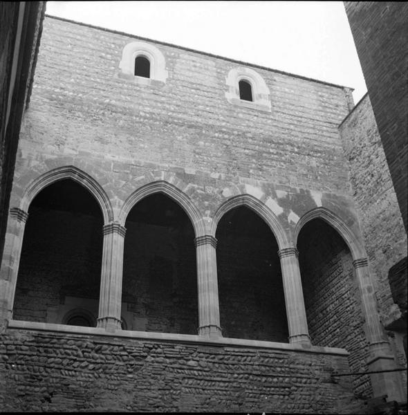 Cour intérieure, façade ouest : galerie de la reine