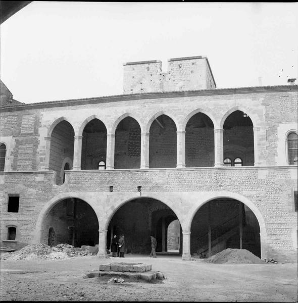 Cour intérieure : galerie et portique de la façade est