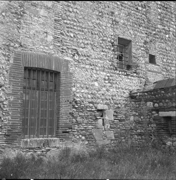 Fenêtre de la façade ouest sur l'esplanade d'entrée