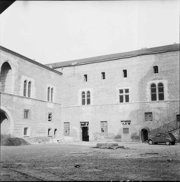 Façades sur la cour, angle sud-est