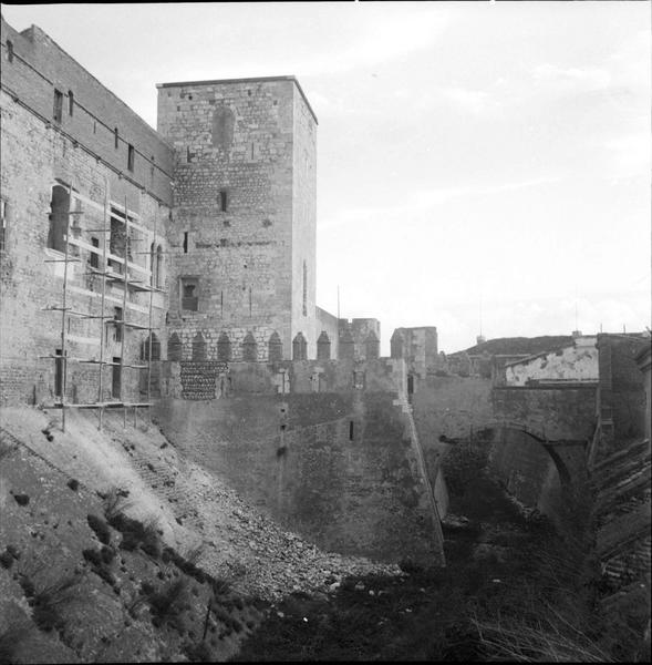 Fossé et façade échafaudée