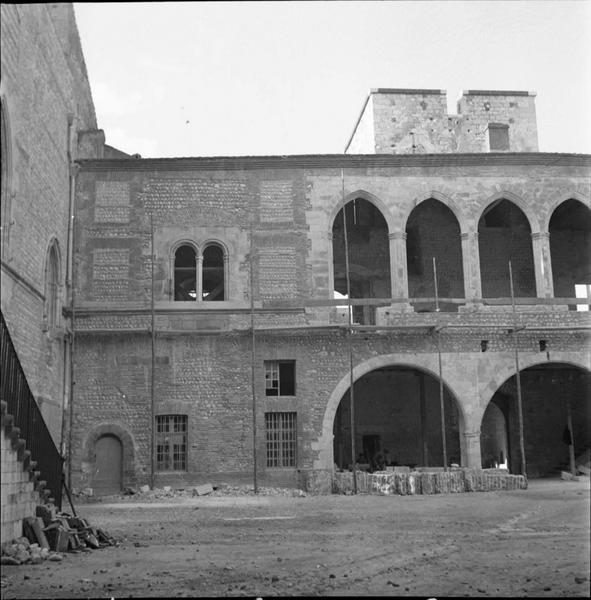 Façade est sur la cour, échafaudée