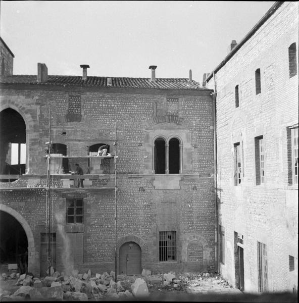 Façade est sur la cour, échafaudée