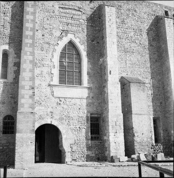 Vue partielle de la façade nord : fenêtre en ogive