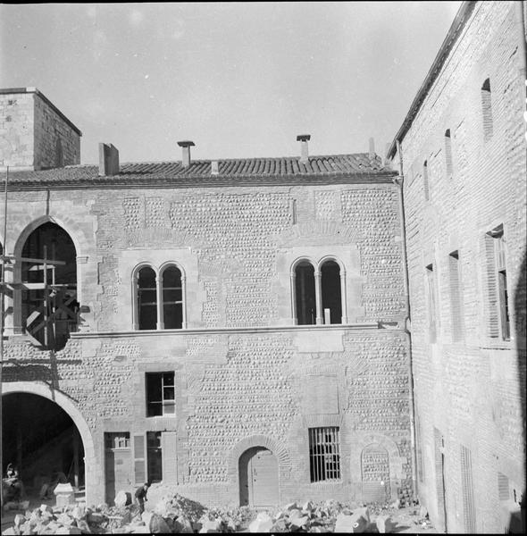 Vue partielle de la façade est en travaux