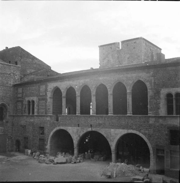 Arcades de la façade est sur la cour