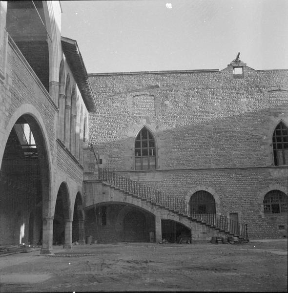 Cour intérieure, escalier de la façade sud