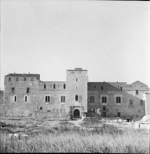 Façade d'ensemble sur l'esplanade d'entrée