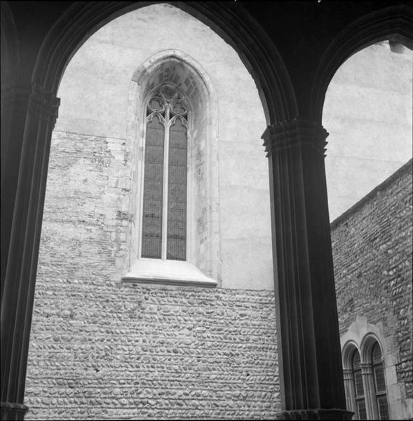 Fenêtre à vitraux vue d'une galerie