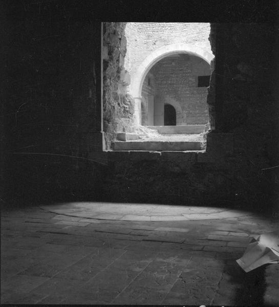 Salle dallée donnant sur la cour