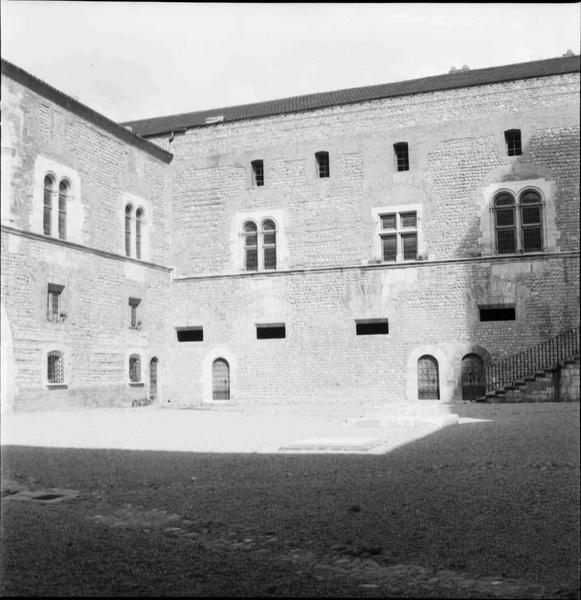 Façades sur la cour, angle sud-est