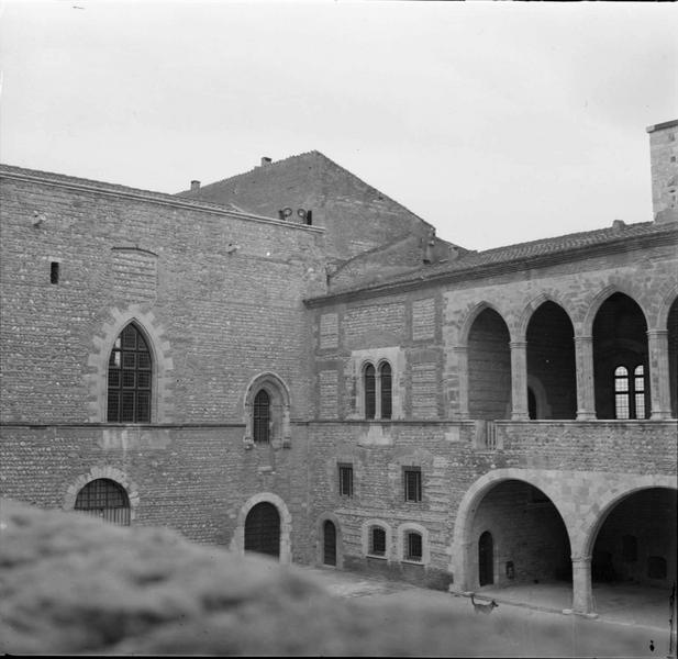 Façades sur la cour, angle sud-ouest