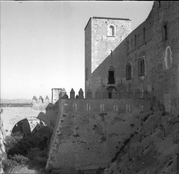 Façades extérieures : tour d'entrée et fossé