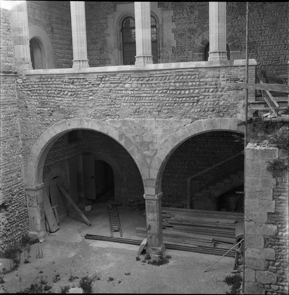 Arcades et galeries d'une façade en travaux