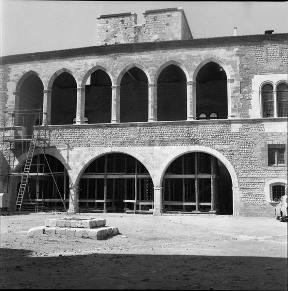 Arcades et galeries de la façade est sur la cour