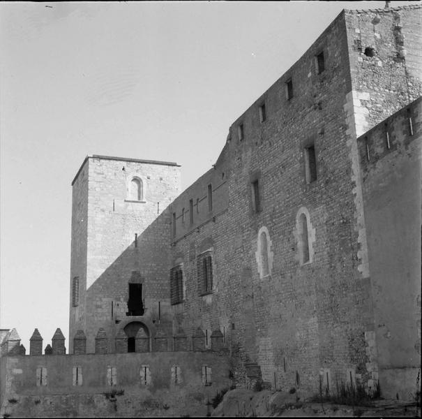 Vue partielle de la façade sur l'esplanade d'entrée