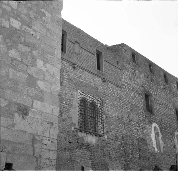 Vue partielle de la façade sur l'esplanade d'entrée