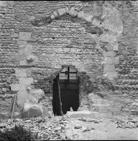 Mur de façade, porte en travaux