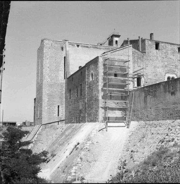 Partie latérale de la façade extérieure échafaudée