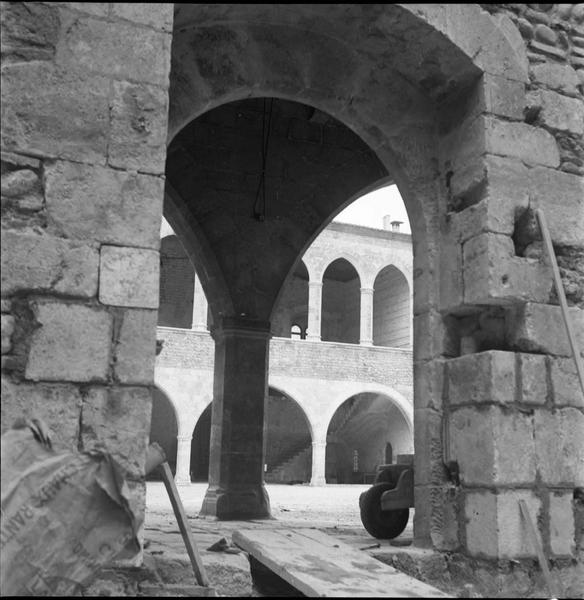 Porte de passage vers la cour intérieure