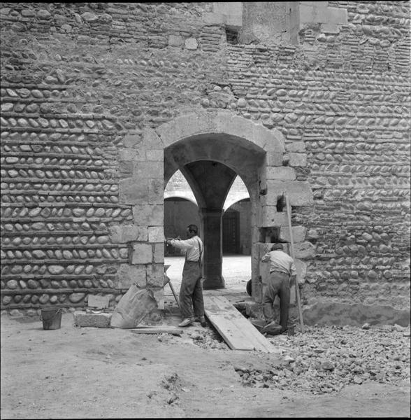 Porte de passage vers la cour intérieure