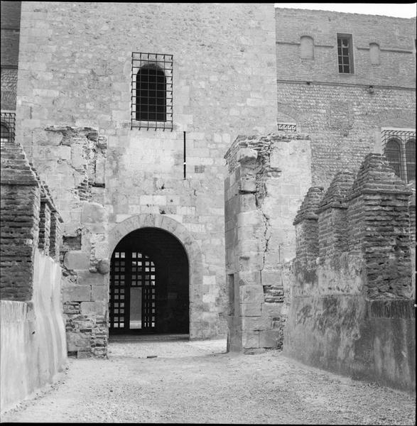 Partie inférieure de la tour carrée : la porte