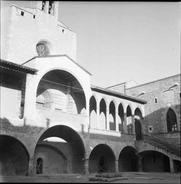 Cour intérieure, façade ouest : entrée des chapelles et galerie de la reine