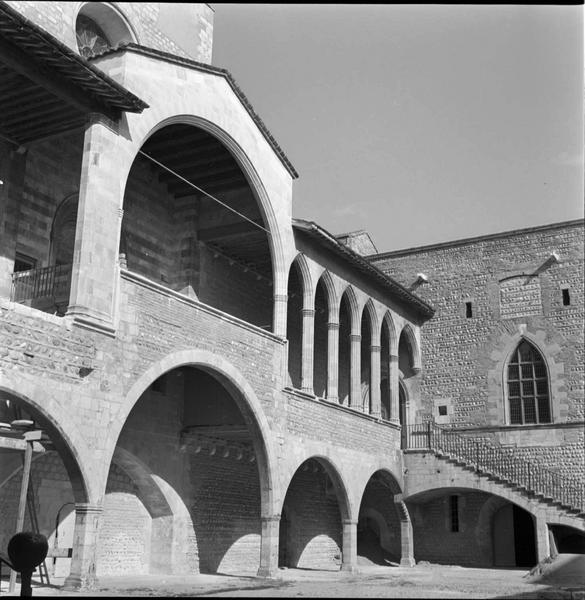 Cour intérieure, façade ouest : entrée des chapelles et galerie de la reine