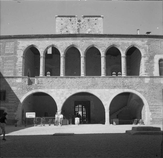 Cour intérieure : portique et galerie de la façade est