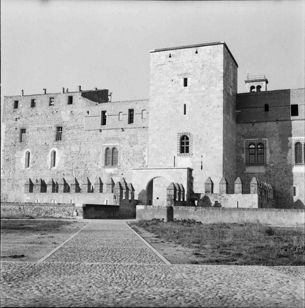 Façade extérieure : entrée et tour d'entrée