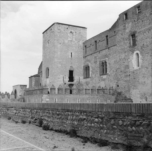 Façade extérieure, l'entrée et la tour carrée