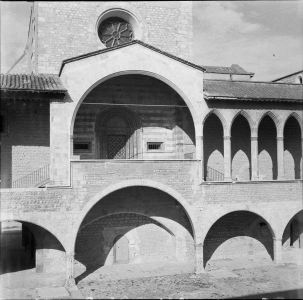 Cour intérieure : façade ouest, l'entrée des chapelles