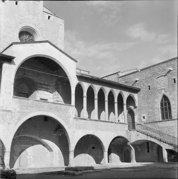 Cour intérieure, façade ouest : entrée des chapelles et galerie de la reine