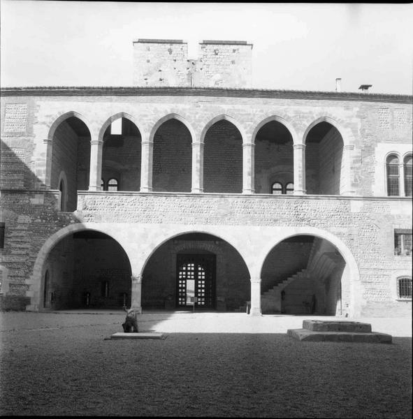 Cour intérieure : portique et galerie de la façade est