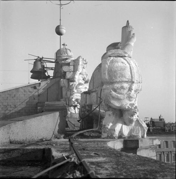 Détail de la toiture : élément sculpté