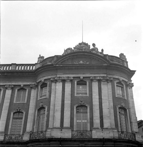 Façade sur la place : détail des étages supérieurs