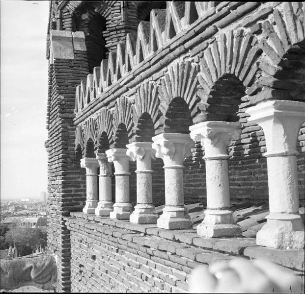 Partie supérieure de la façade, détail : arcades