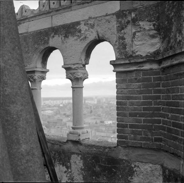 Partie supérieure de la façade vue du toit, détail : arcades