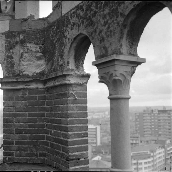 Partie supérieure de la façade vue du toit, détail : arcades