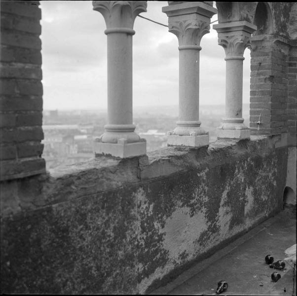 Partie supérieure de la façade vue du toit, détail : arcades